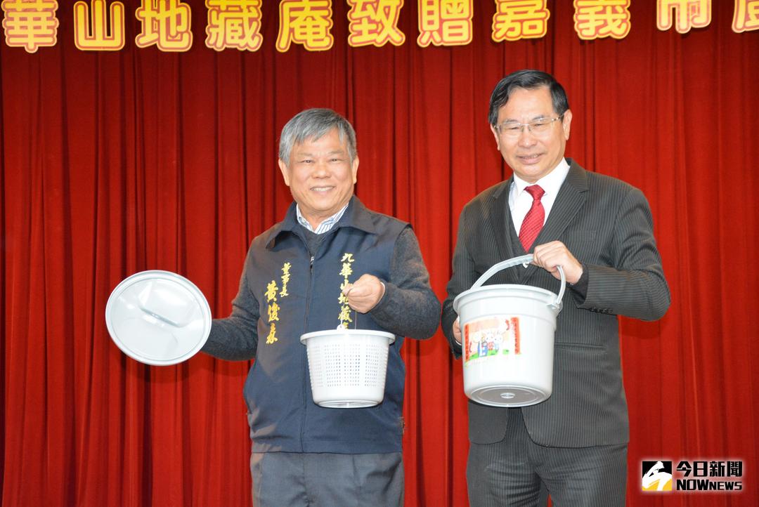 ▲黃俊森董事長代表贈送嘉義市10萬個廚餘回收桶，並由涂醒哲市長代表受贈。（圖／記者郭政隆攝，2018.1.10）