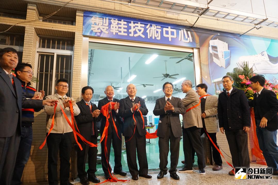 ▲國立虎尾科技大學今(10)日上午舉行「製鞋技術中心」設備捐贈暨揭牌儀式，該校覺文郁校長率領校內主管與捐贈設備的廠商一同為「製鞋技術中心」揭牌。（圖／記者洪佳伶攝 , 2018.01.10）