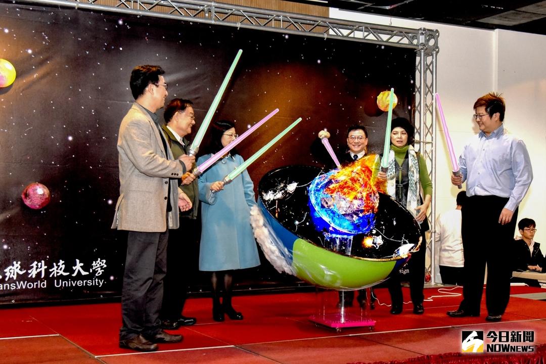 ▲多動系「想像行星」畢業成果展，舉行想像行星核心碰觸啟程儀式。（圖／記者蘇榮泉翻攝）