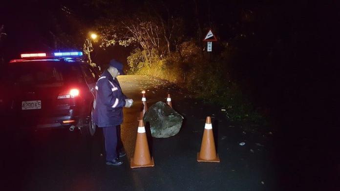 瑪雅聯絡道路落石　「警即」排除守護交安
