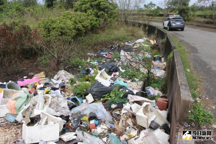 ▲斗南鎮大湖口溪新崙堤防旁窪地，又遭民眾任意傾倒廢棄物破壞環境。（圖／記者簡勇鵬攝 , 2018.01.10）