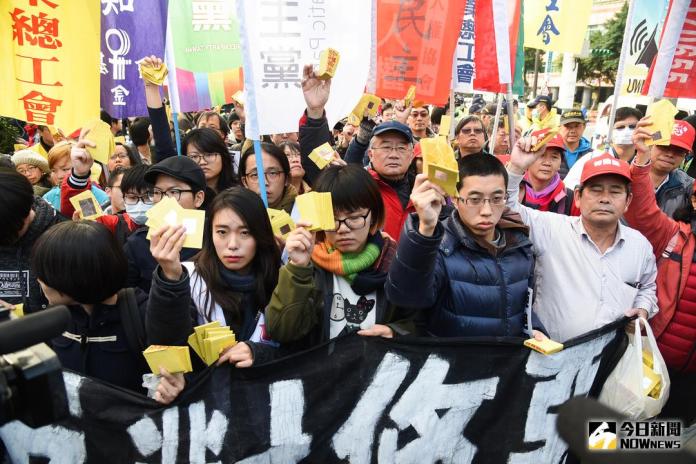 圖輯／勞基修法三讀通過　勞團撒冥紙高呼「民主已死」
