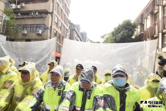 ▲勞基法三讀過程中場外抗爭不斷，行政院特別發聲明感謝警察維護秩序。（圖／記者林柏年攝，2018.01.10）