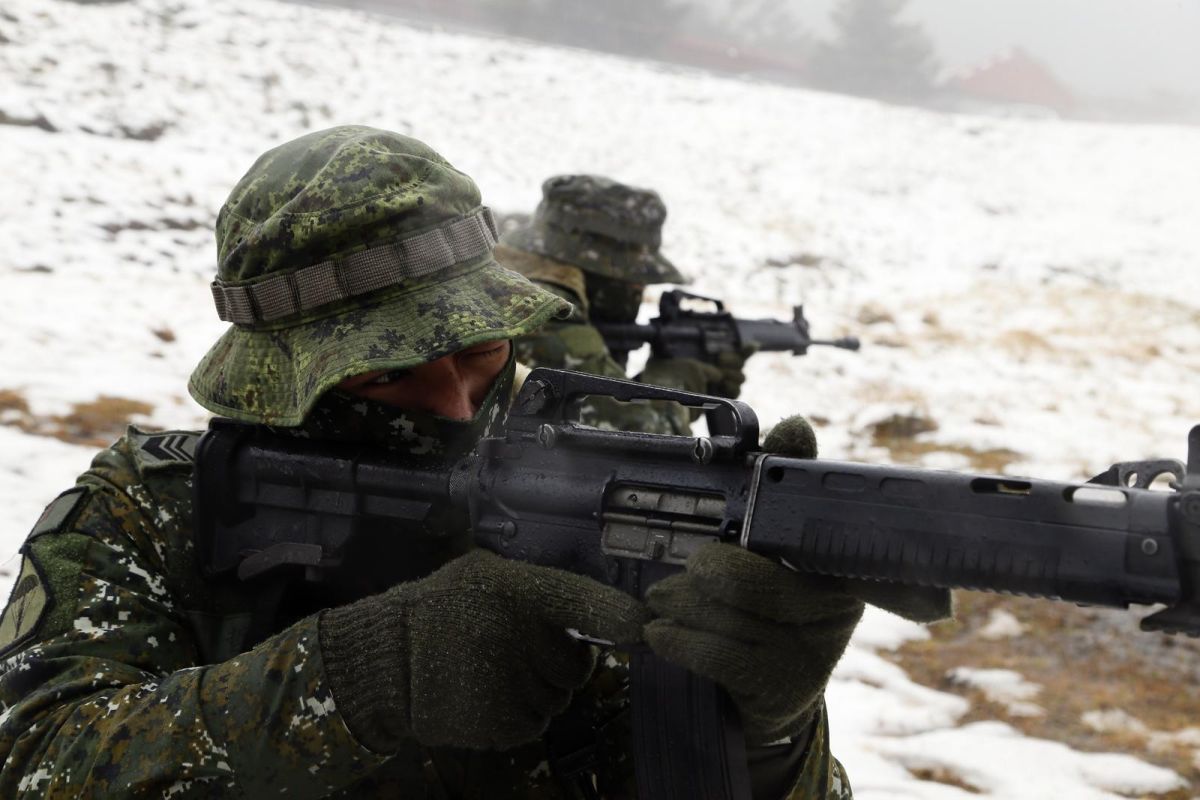 ▲進駐於武嶺營區的陸軍特戰部隊「高寒地作戰師資班」官兵，9日在低溫、降雪的濕冷天氣中，持續操課訓練，藉此強化惡劣環境作戰能力。（圖／軍聞社提供）