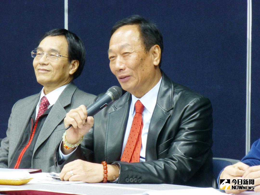 ▲日媒報導，夏普將在今年春季開始量產OLED面板，打破三星獨大局面，而鴻海有機會助攻，幫夏普拿下蘋果手機面板訂單！圖右為鴻海董事長郭台銘，圖左為夏普社長戴正吳。（圖／NOWnews 資料照片）