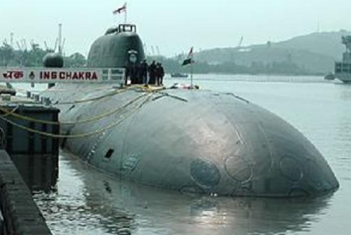 ▲印度海軍向俄羅斯租借的「查克拉號」核潛艦，2017年10月在孟加拉灣的維沙哈巴南港口停靠時，聲納導流罩損壞，至今仍未修復。（圖／印度海軍）