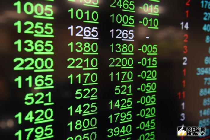 ▲台北股市 1 月 10 日開盤漲 0.43 點，加權股價指數以 10915.32 點開出，不過隨後走低，10900 點大關失守。（圖／NOWnews 資料照片）