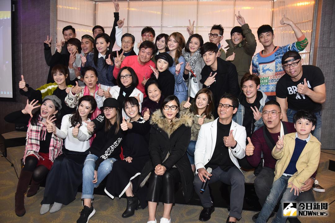 ▲沛小嵐、陳霆、張玉嬿、韓瑜、陳冠霖、陳珮騏、趙駿亞、亮哲、李燕、黃文星等人開心出席《一家人》殺青宴。（圖／記者林柏年攝，2017.1.9）