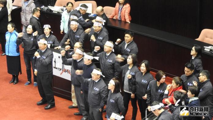 ▲立法院會審查勞基法修正案，國民黨團抗議民進黨操弄議事程序。（圖／記者戴祺修攝,2018.01.09）