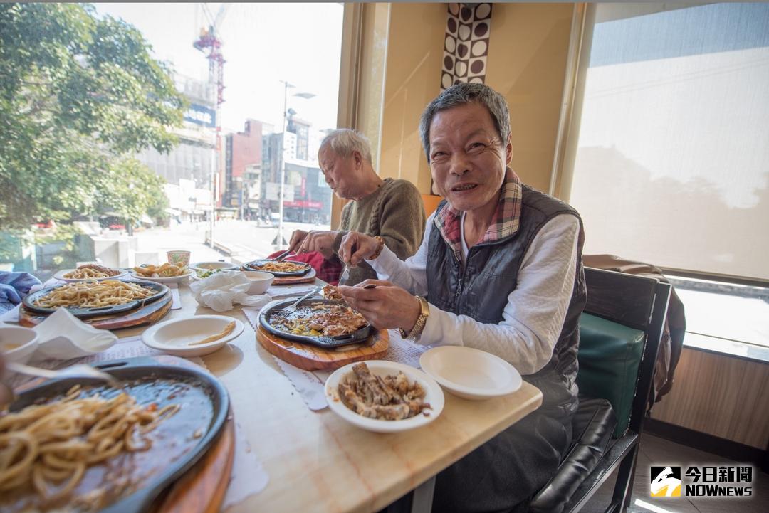 ▲寒流來襲，竹市送暖請街友吃牛排。（圖／記者陳志偉攝，2018.01.09）