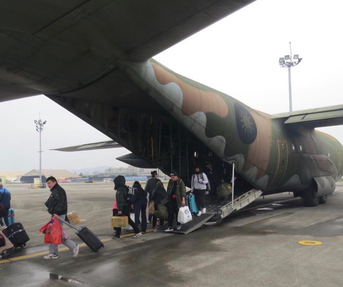 ▲由於馬祖天候不佳，對外交通一度關閉，空軍派出C-130運輸機疏運滯留民眾。（圖／空軍司令部提供）
