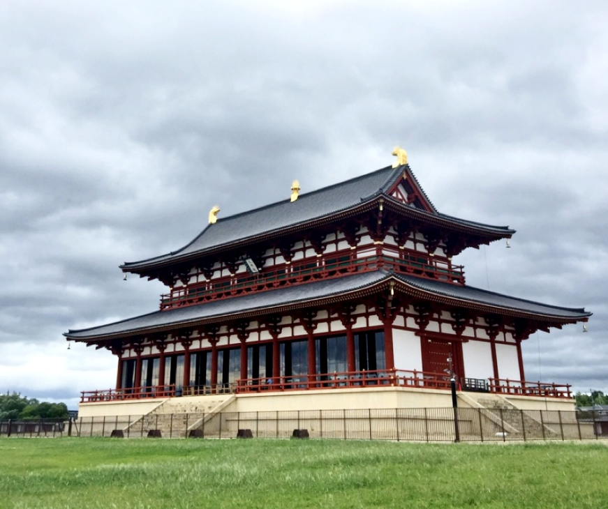 ▲大極殿，正式名稱為「第一次大極殿」。事實上，在奈良時代之間，西元740年因戰亂而一度遷都，大極殿曾一度被拆除，745年後首度再遷回平城京時，又再重建，所以後來重建的被稱為「第二次大極殿」，相對而言一開始的大極殿就被稱為「第一次大極殿」，目前看到的第一次大極殿於2010年完工，第二次大極殿目前僅修復基座。（圖／陳怡秀提供／想想論壇）