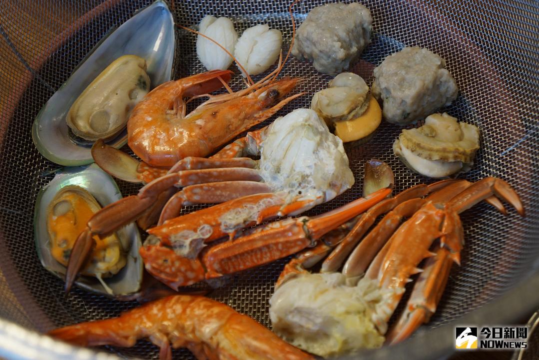 ▲「地獄蒸工房 鐵輪」用溫泉熱氣煮的海鮮，是不是看起來很可口。（圖／記者呂炯昌攝）