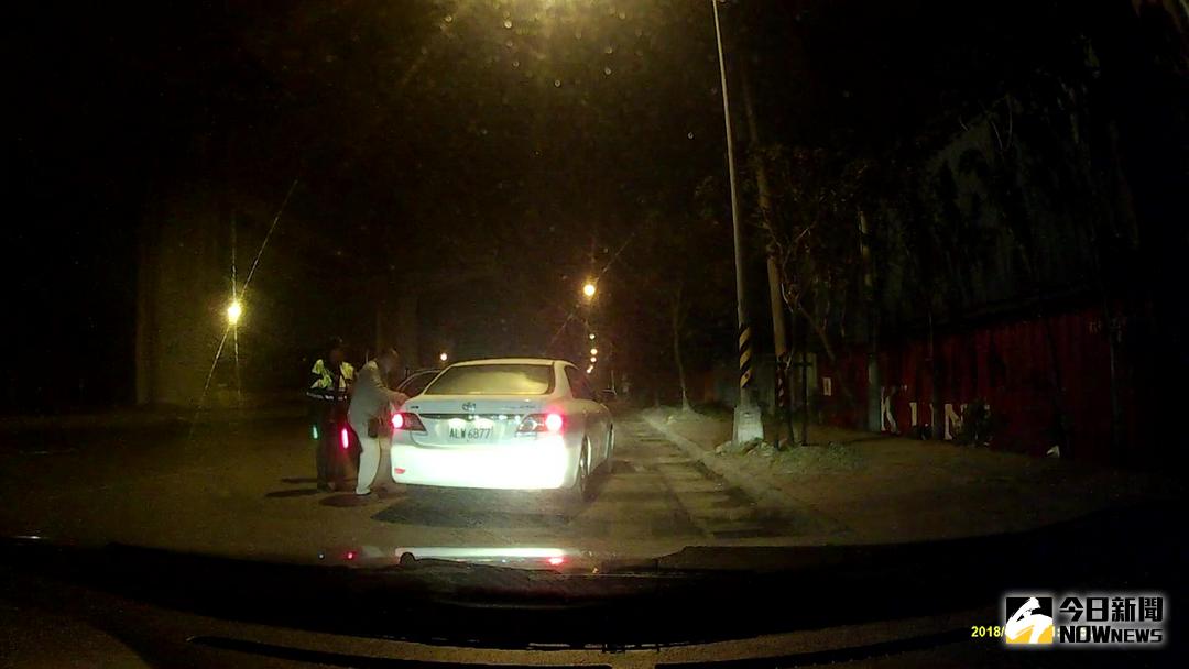 ▲大秀派出所執行巡邏勤務，攔查一部紅燈違規小客車，竟是操作機械不慎指遭捲入斷裂欲送醫民眾。（圖／記者柳榮俊翻攝）