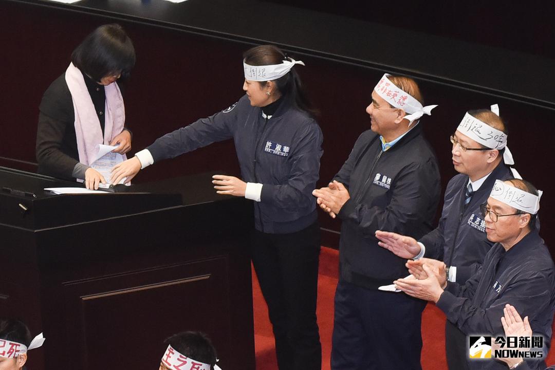 ▲民進黨立委林淑芬發言猛批勞基法修惡，國民黨立委排排站拍手掌聲鼓勵。（圖／記者陳明安攝，2018.01.09）