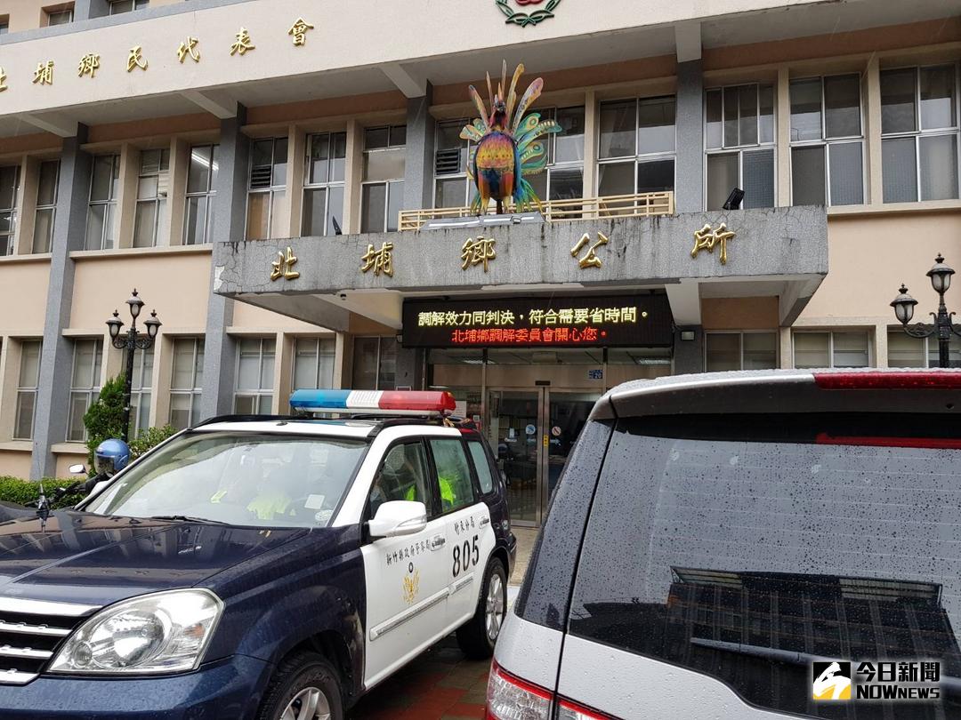 ▲新竹地檢署、廉政署指揮調查官大動作搜索北埔鄉公所，疑因遭人檢舉涉貪。 （圖／記者常似虎攝 , 2018.01.09）