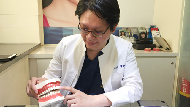 ▲牙醫師何明吉表示，想要擁有一口美牙其實不一定非得戴牙套矯正不可，透過全瓷冠與陶瓷貼片的相互搭配，其實也是不錯的選擇。（圖／公關照片）