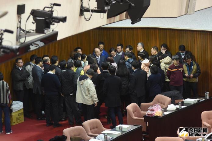 ▲總統府找時代力量立委談勞基法，引起民進黨立委不滿，認為綠委在第一線作戰，高層卻在後方與不同意見者「和談」，綠委痛批「難道我們是豬頭嗎？」（圖／陳明安攝 , 2018.1.9）