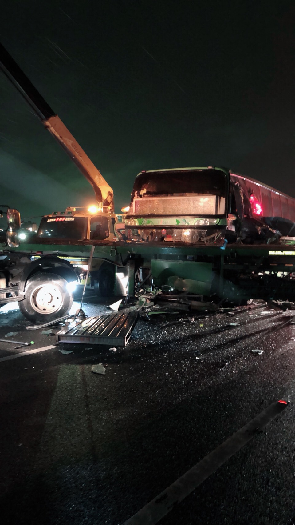 ▲國道中山高台南安定段北上路段今（9）早4點傳出重大車禍。（圖／記者黃文博翻攝，2018.01.09）