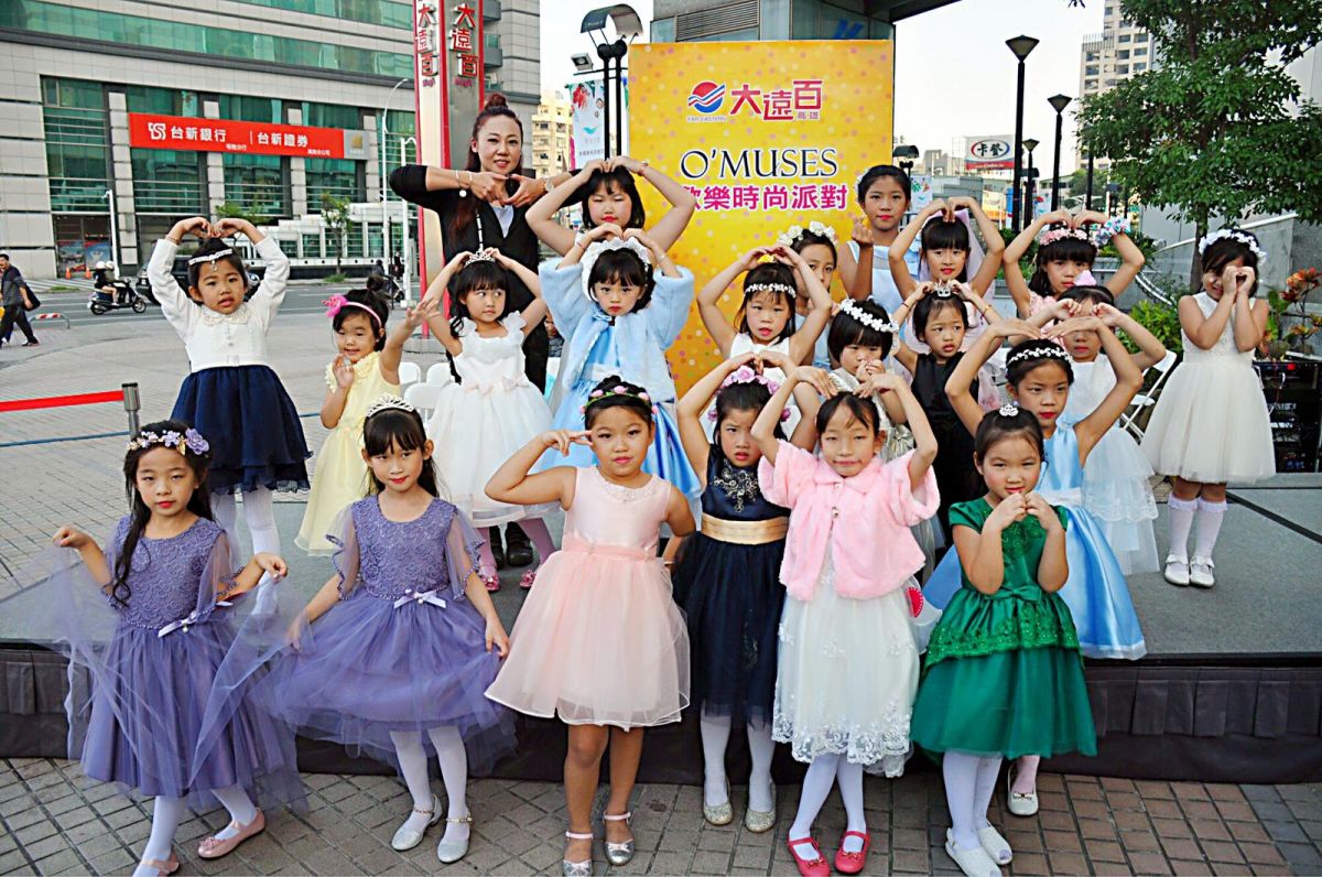 ▲台灣自創新興品牌，主要以禮服、宴會洋裝、女童小洋裝、小禮服及周邊配件等商品為主要品項，提供現代名媛淑女及小公主們出席正式場合或是婚宴所需之正式服裝。（圖／高雄大遠百提供）