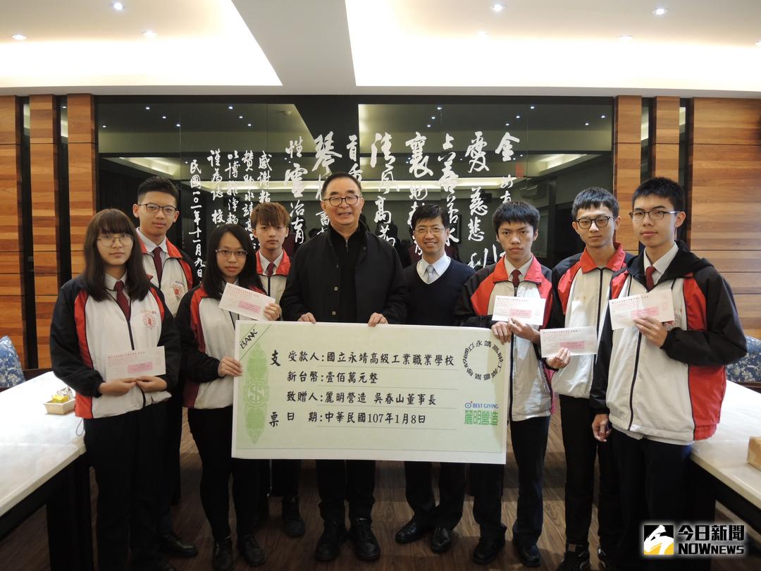 ▲永靖高工校友會理事長吳春山回到母校捐助一百萬元，鼓勵學弟妹要認真讀書，有一身技藝就不怕沒有出路。（圖／記者陳雅芳攝，2018.01.08）