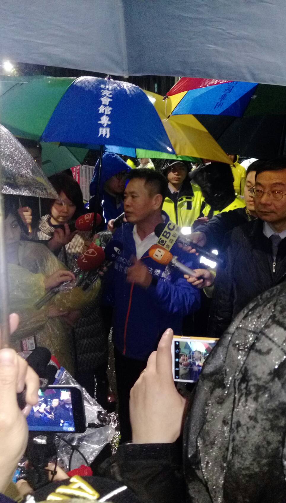 ▲國民黨立委冒雨前往勞團夜宿抗戰帳篷區，為陳抗民眾打氣。（圖／國民黨團提供,2018,1,8）