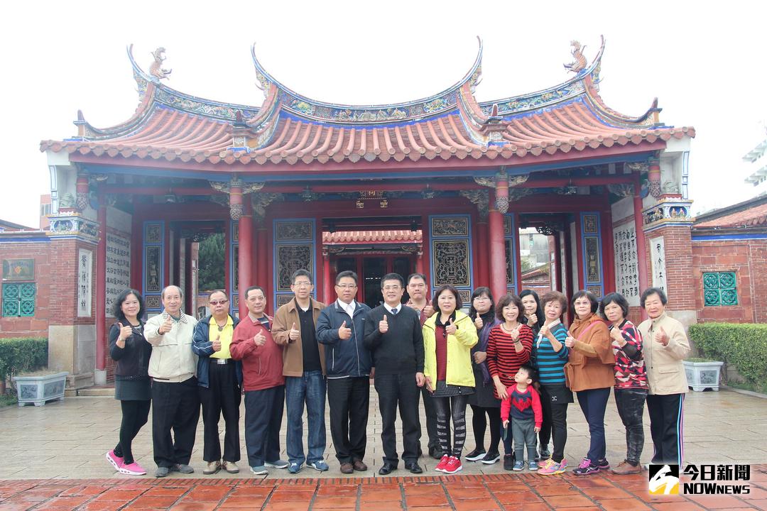 ▲即將迎接狗年到來，鹿港文武廟開始受理開運點燈服務，鹿港鎮長黃振彥歡迎大家來點文昌燈、太歲燈、光明燈與財神燈。（圖／記者陳雅芳攝，2018.01.08）