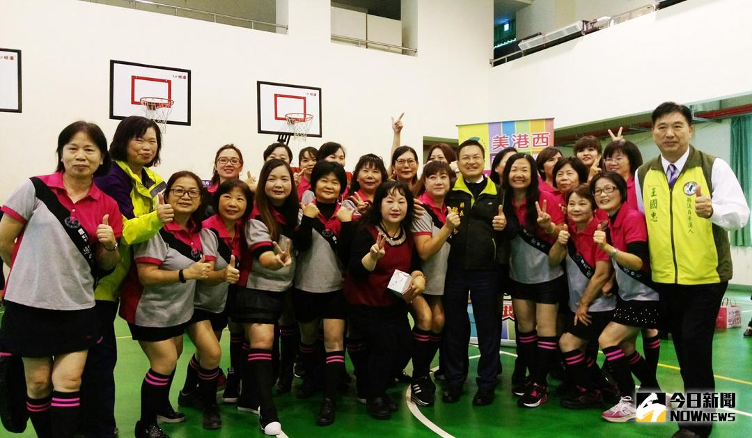 ▲美港西社區大舉辦106年秋季班學習成果展，學員們表演塑身肚皮舞、閩南戲曲舞敦煌、精品咖啡手沖班學員現場沖咖啡，以及各項才藝表演。（圖／記者陳雅芳攝，2018.01.08）