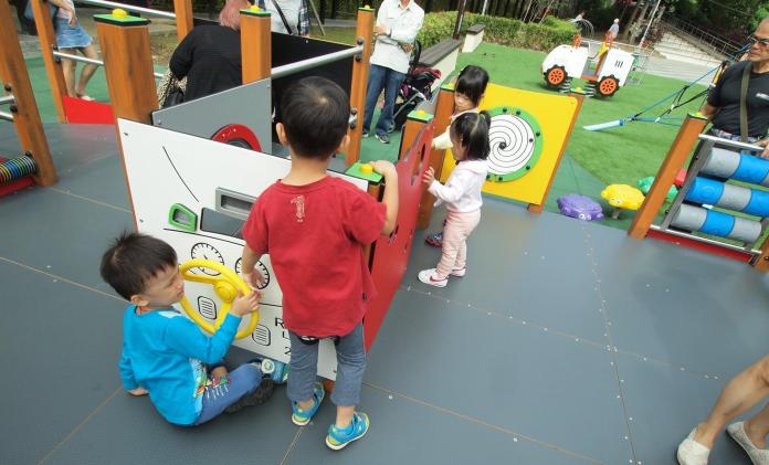 ▲泰山貴子兒童公園設置有符合無障礙的條件，且可親子共玩的共融遊具。（圖／新北市政府綠美化環境景觀處提供）