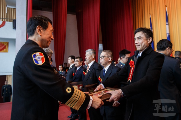 ▲ 參謀總長李喜明上將8日頒獎表揚286位績優輔導幹部與眷屬們，肯定他們過去一年來為國家、社會所做的努力與奉獻。（軍聞社葛芃欣攝）