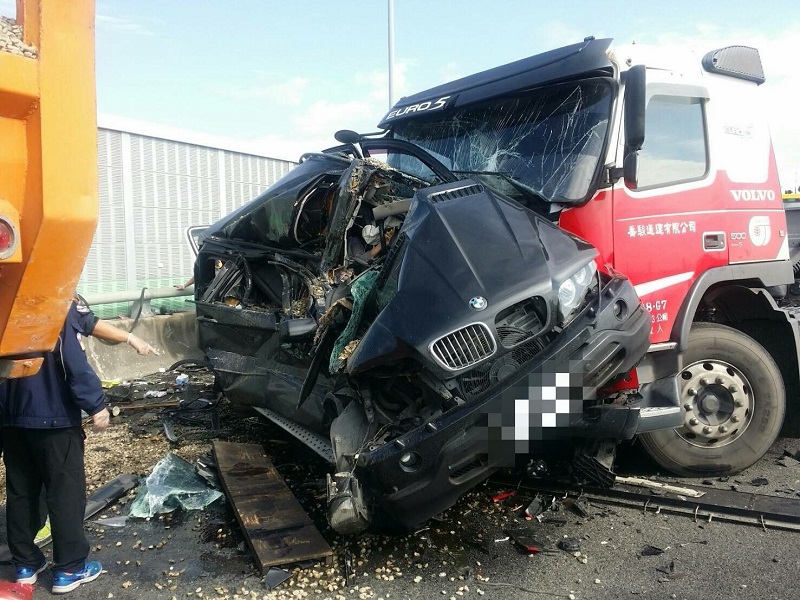 ▲國道十號鼎金路段今（8）日上午11 時許發生連環追撞車禍，一台BMW休旅車遭大車前後夾擊。（圖／翻攝臉書台灣新聞記者聯盟資訊平台）