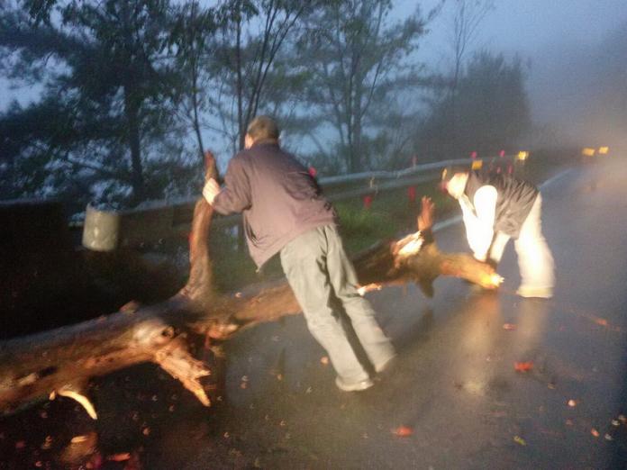 中部山區陰雨濃霧　車輛行駛提防落石與倒木
