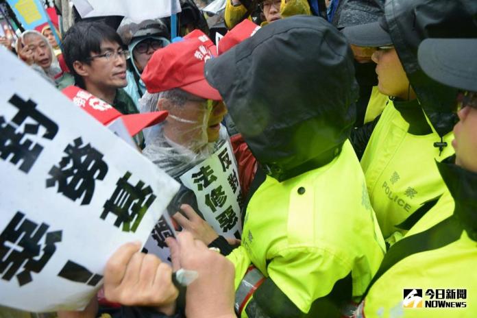 ▲勞團抗議群眾與警方發生衝突。（圖／記者林柏年攝,2018.01.08）