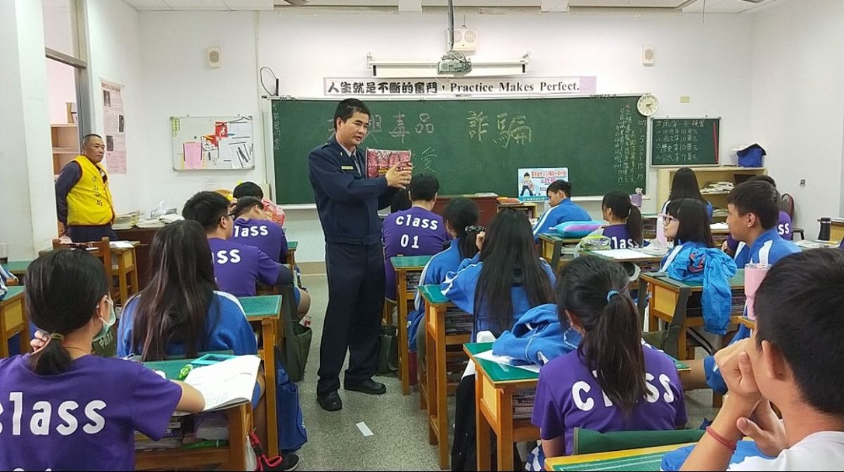 ▲美濃分駐所所長蕭宗元、警員邱智洪2人，踏入美濃國中校園實施宣導，鞏固青少年防毒、反詐之觀念。（圖／記者宋汝夔翻攝，2018.01.08）