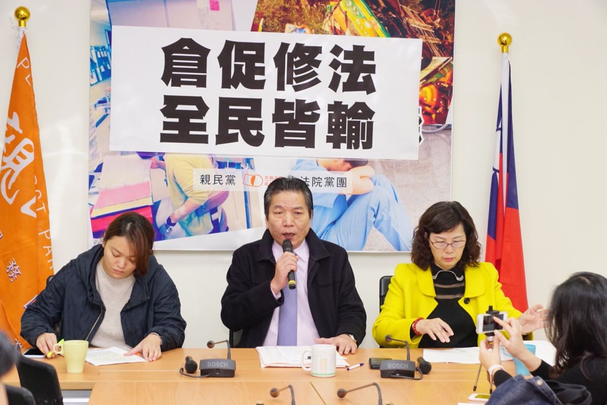 ▲親民黨團8日向行政院喊話：「如果你是對的，現在勞團不會在外面抗議、如果你是對的，立法院不需要圍成這樣、如果你是對的，總統府維安不需要防範地這麼誇張！」（圖／親民黨團提供）