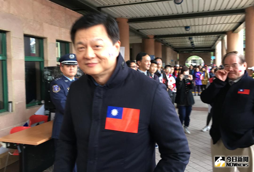 ▲前台北縣長周錫瑋強調，資訊網路發達的今天，政治人物必須被選民快速、全面的檢驗，沒有人可以躲在「陽傘下」逃避檢驗。（圖／記者陳志仁攝，2018.01.08）