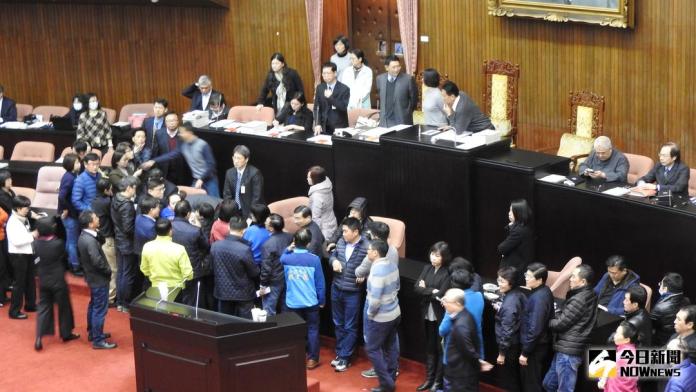 ▲立法院長蘇嘉全宣布會議開始後，藍綠雙方在主席台前聚集。（圖／記者戴祺修攝 , 2018.01.08）