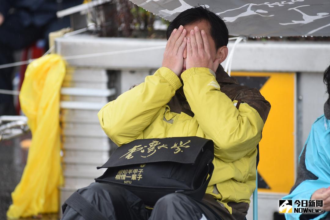 ▲時代力量立委黃國昌等人7日持續於總統府前靜坐禁食。（圖／記者林柏年攝 , 2018.1.7）