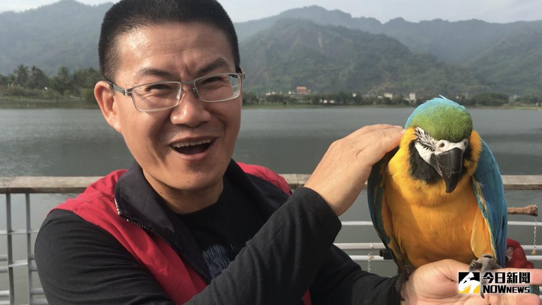 ▲養寵物鳥多年的高昌盛表示，金剛鸚鵡性情溫順，很懂得主人的心意，平常上班沒辦法帶牠出門，特別利用假期，帶牠出來遛躂遛躂。（圖／記者宋汝夔攝，2018.01.07）