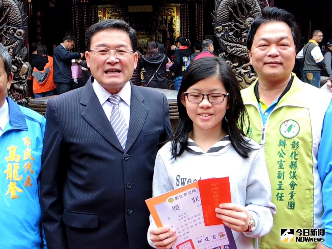 ▲南瑤宮發放「105學年度第2學期信徒子女獎學金」，南瑤宮管理人的市長邱建富頒發獎學金和獎狀給學生，鼓勵學生再接再厲，學業精進。（圖／記者陳雅芳攝，2018.01.07）