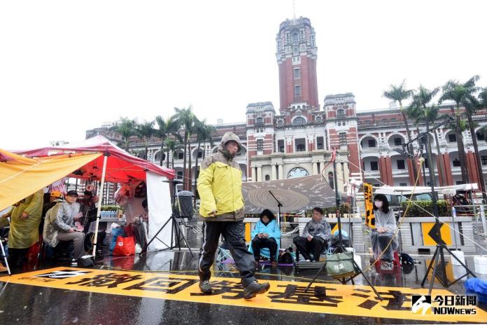 直擊／要求撤回勞基法　時代力量府前冒雨禁食靜坐中

