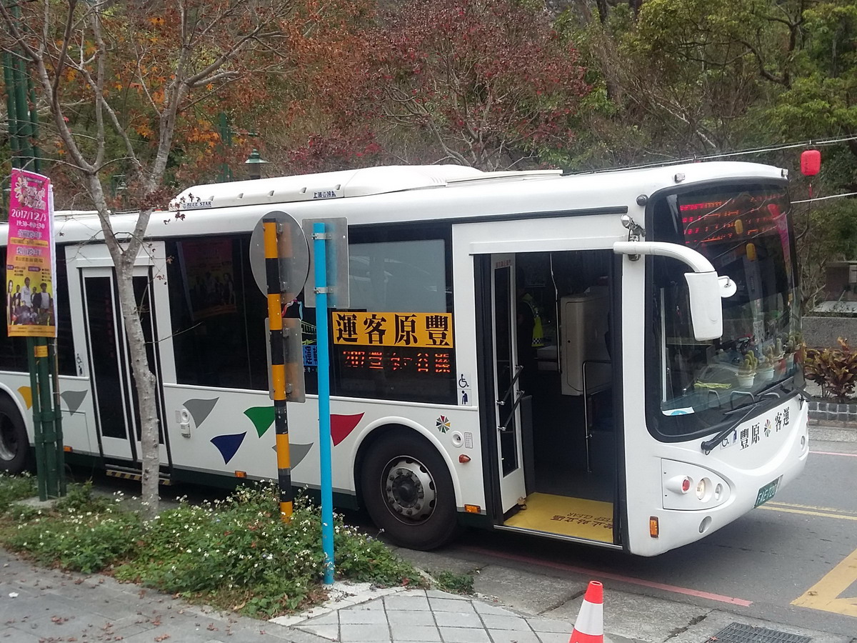 ▲乘客下車時不慎將手機遺落公車上，員警協助攔停公車找回。（圖／和平警分局提供2018.1.7）