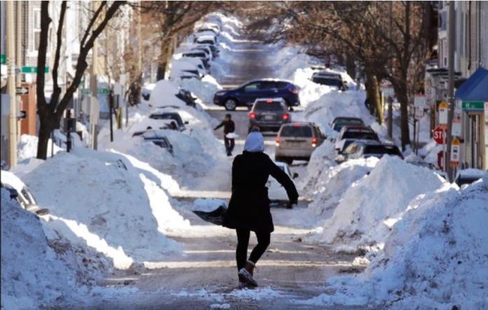 ▲美國東岸連日遭暴風雪襲擊，波士頓道路遭大雪淹沒，居民奮力剷雪清除積雪。（圖／翻攝自CNN）