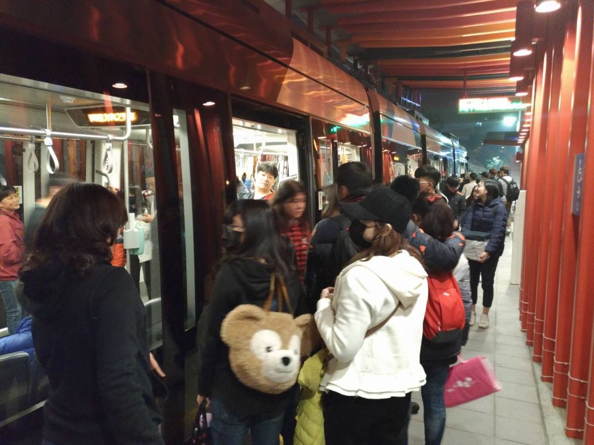 ▲今年元旦，高捷運量開紅盤，尤其輕軌系統，比上一回跨年成長幅度達32％。（圖／高市捷運局提供,2018.01.06）