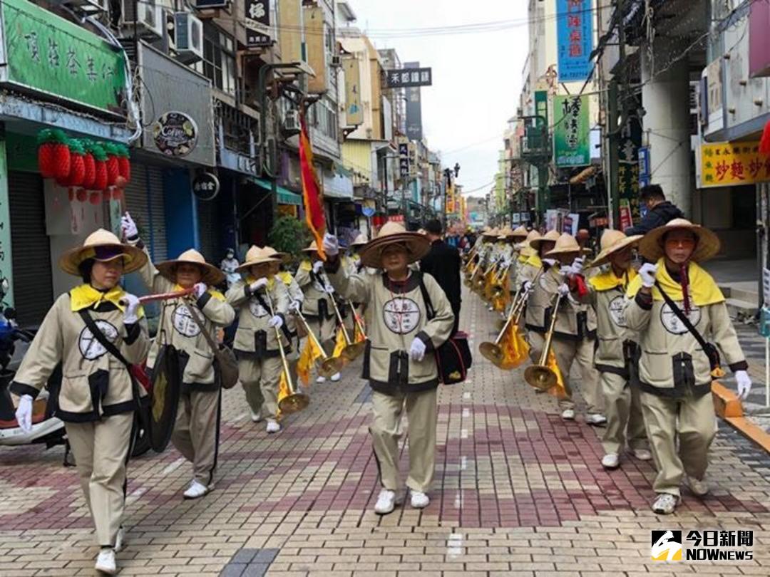 ▲彰化縣定古蹟慶安宮慶祝建廟200周年，縣外參香活動。浩浩蕩蕩的陣頭及鑾轎沿途獲得信眾廣設香案、鮮花、水果恭迎聖駕。（圖／記者陳雅芳攝，2018.01.06）