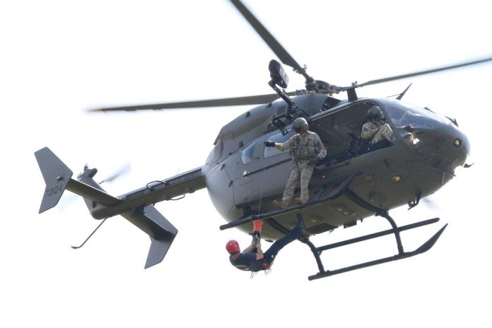 ▲美國國民兵操作UH-72拉科塔\\(Lakota\\)輕型直升機進行人員垂降演練。（圖／U.S. National Guard）