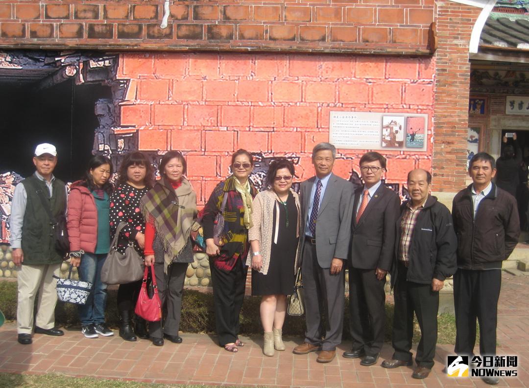 ▲高雄市大器內蘊文創藝術公司在台中市潭子區市定古蹟摘星山莊，舉辦摘星山莊保存20年影像紀念展展活動，在該公司總裁林茂唐(右4)及董事長陳麗卿(右5)帶領與會貴賓參觀後，為此一活動揭開序幕。(圖／記者黃守作攝，2018.01.06)