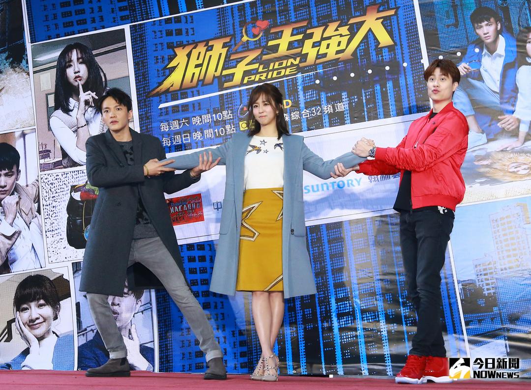 ▲劉書宏（右）和曹晏豪（左）上演爭奪周曉涵（中）的戲碼。（圖／記者葉政勳攝 , 2018.01.06）