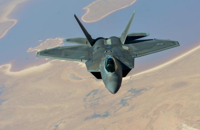 ▲具備優異的雷達匿蹤、超音速巡航與視距外空戰能力，F-22被視為全球最強戰機。（圖／美國空軍）