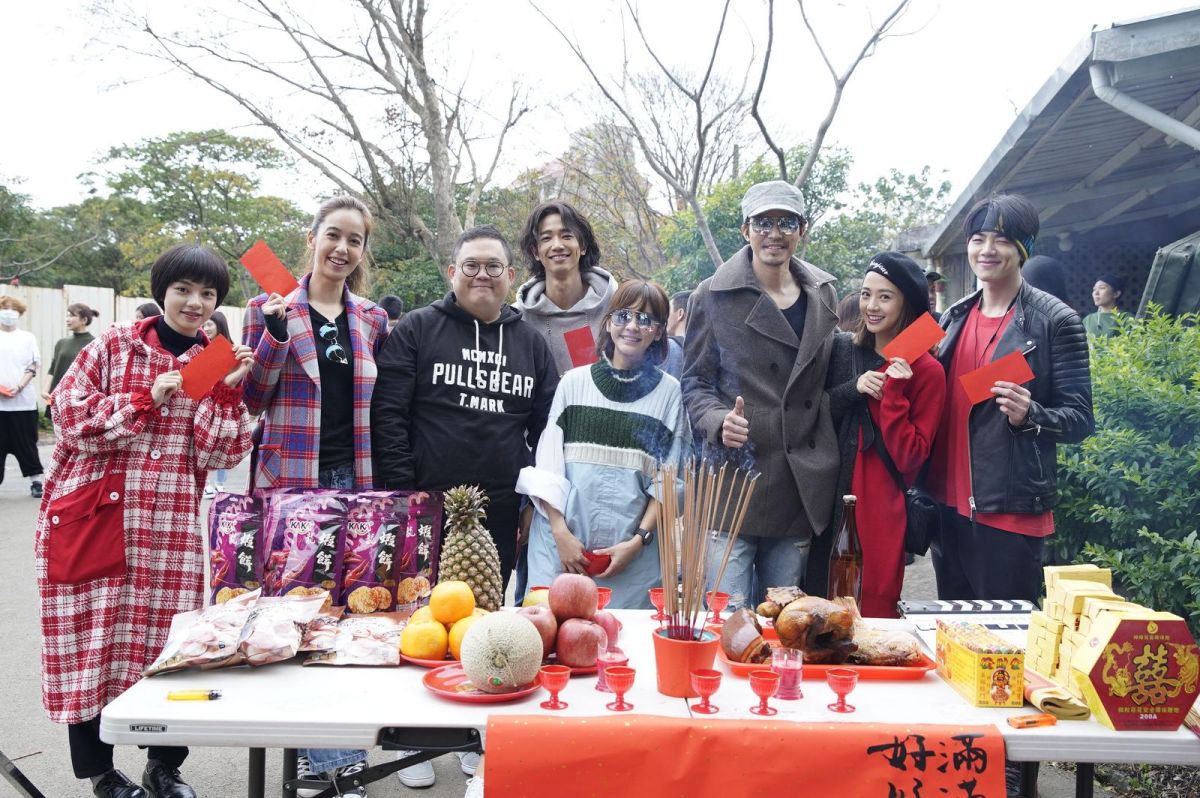▲眾星雲集開鏡，但林孝謙導演（左三）的褲子拉鍊卻忘了拉。（圖／滿滿額娛樂，2018.01.06）